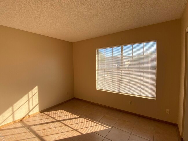 Building Photo - 6932 W Paradise Dr