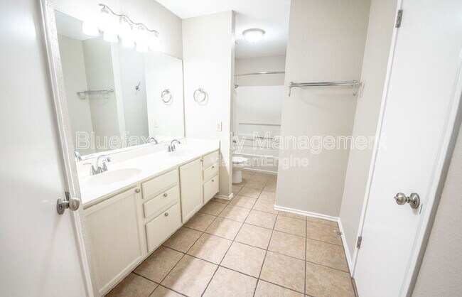 Building Photo - 225 Samantha Dr
