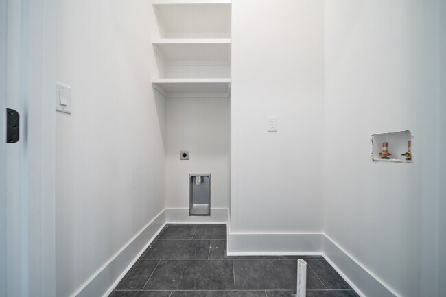Building Photo - 6011 Hill Cir Dr