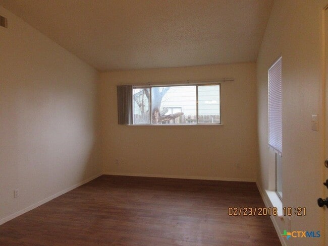 Building Photo - 422 Chisholm Valley Dr