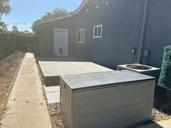 Building Photo - READY NOW! 3+1.5 City of Tehachapi - **SOL...