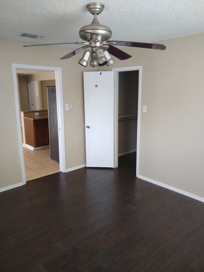 Building Photo - 511 Solar Dr