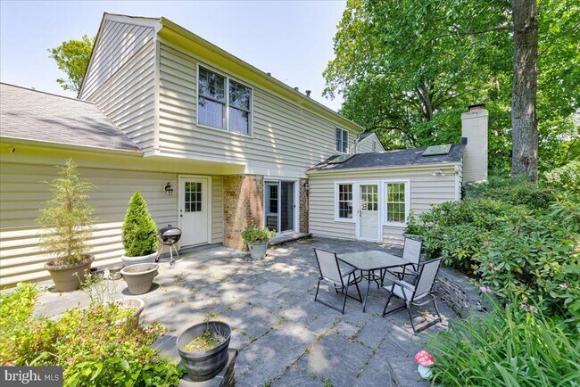 Building Photo - 4 Sussex Ct