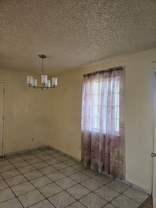 Building Photo - 3 Bedroom 2 Bath Orosi Home!