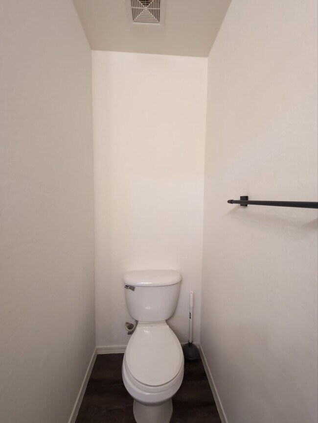 Building Photo - Charming 3 bedroom w/ Den home, ready for immediate move-in!