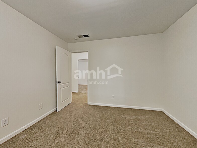 Building Photo - 2026 Peach Shoals Cir