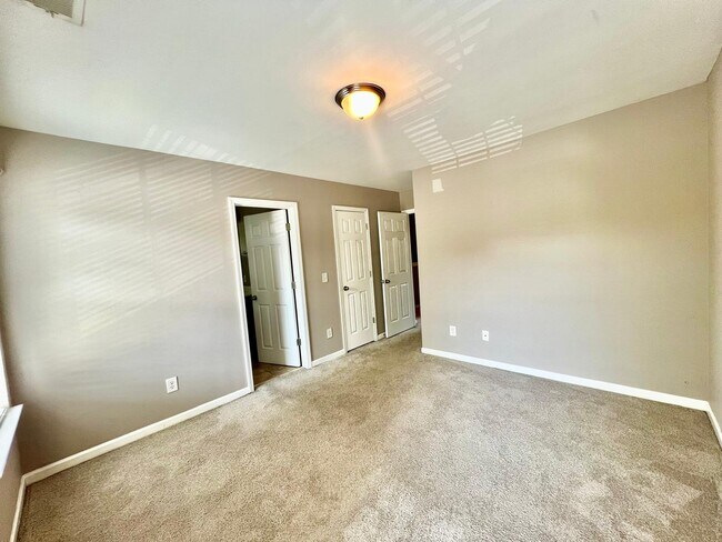 Building Photo - 9605 Turning Wheel Dr