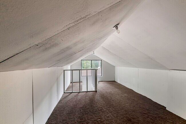 Building Photo - BEAUTIFUL CABIN STYLE HOME ACROSS FROM SILVER LAKE