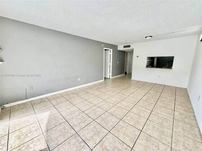Building Photo - 9360 Fontainebleau Blvd