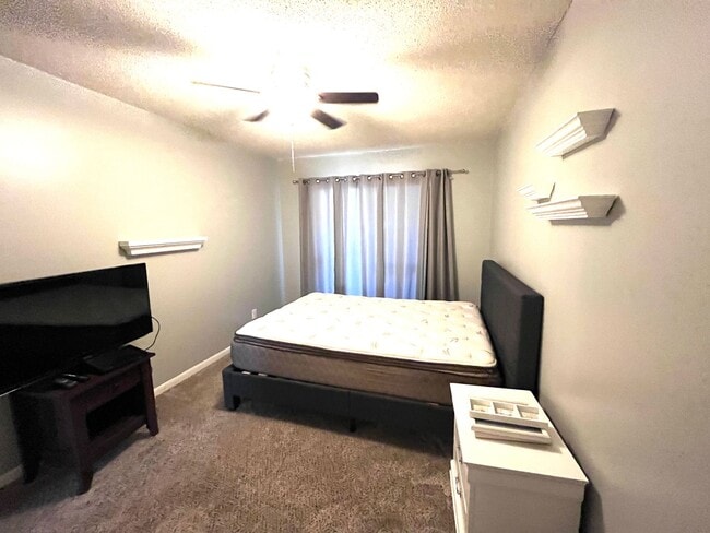 Building Photo - Poinsettia