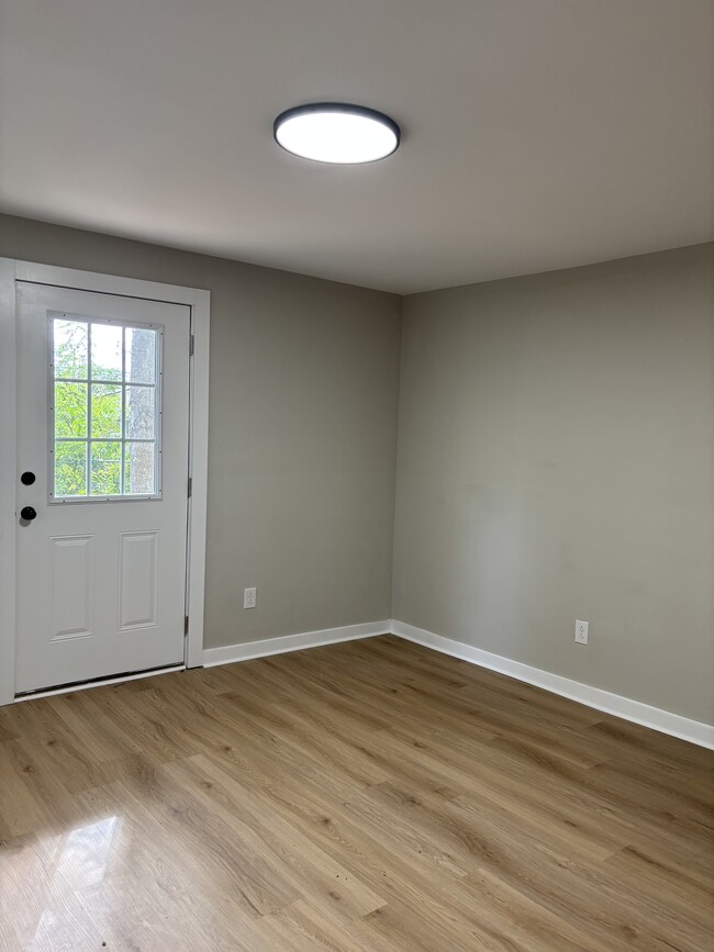 Building Photo - 210 Circle Dr