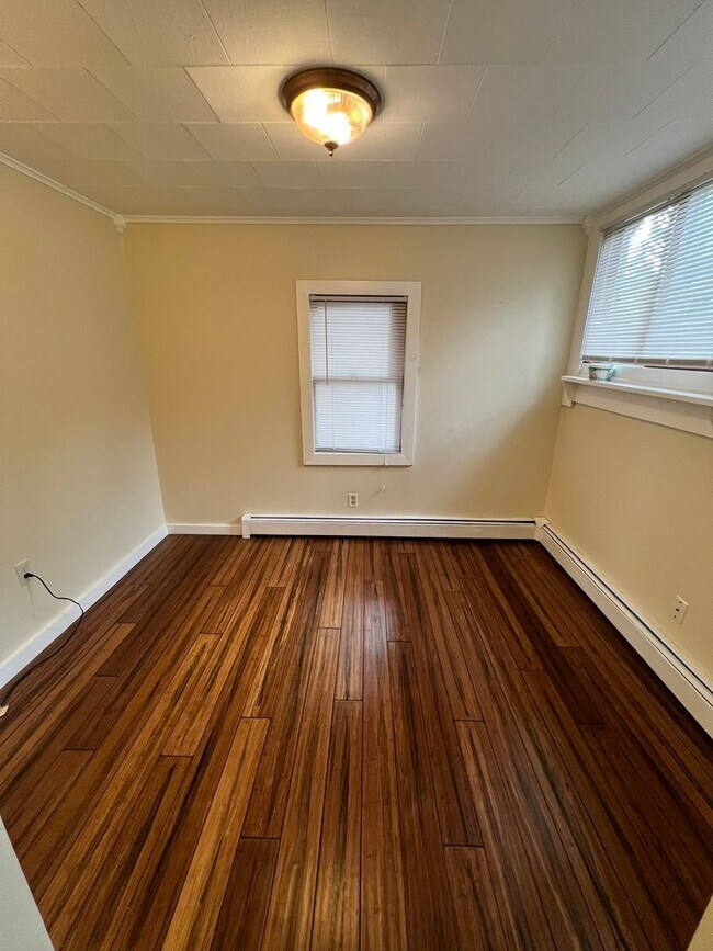 Building Photo - Updated Single Family Home with 3 Beds / 2...