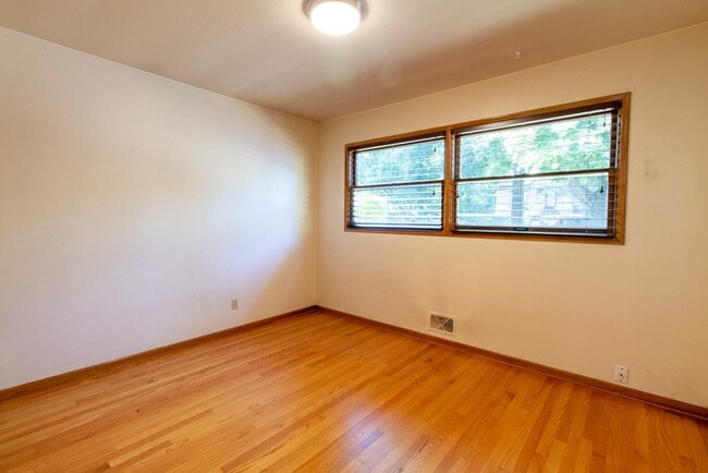 Building Photo - Fantastic SE Portland Home with Parking, Hardwoods, Charming Character, and Large Patio