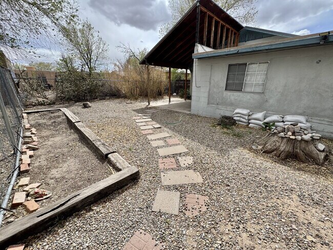 Building Photo - Location, Location, Location! Convenient t...