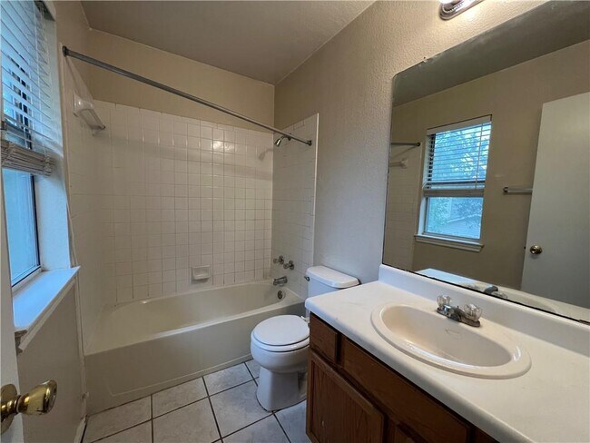 Building Photo - 1033 Christopher Ave