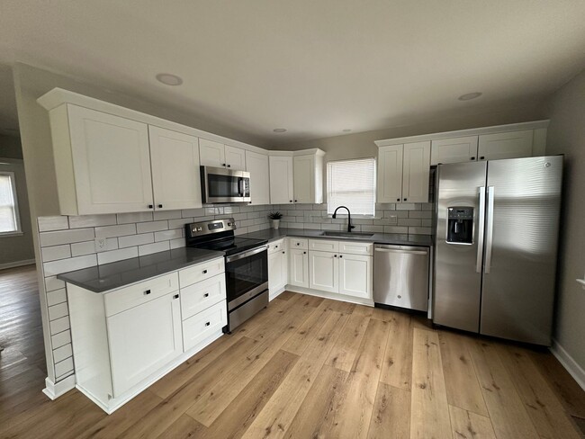 Building Photo - Gorgeous Fully-Remodeled 3BR/2BA home in N...