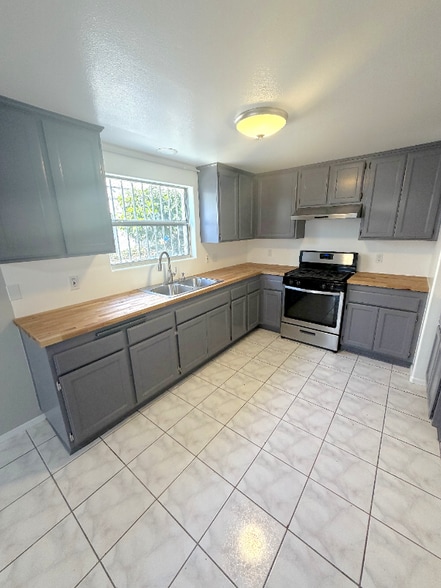 Building Photo - 1503 W Adams Blvd