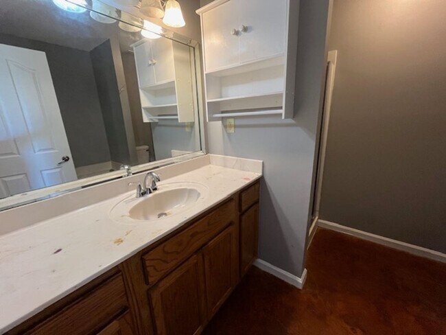 Building Photo - Very Nice 3 Bedroom 2 Bath Home with a Fen...