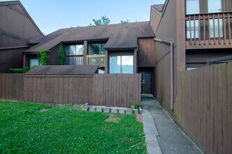 Building Photo - 2 Hickory Ct