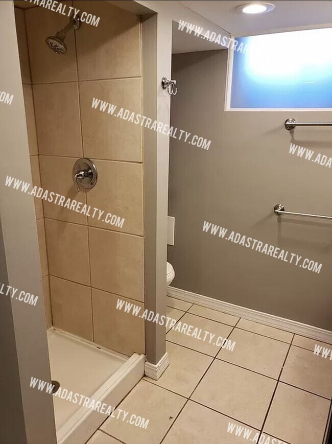 Building Photo - GORGEOUS 3 Bed 2 Bath House in Merriam-Ava...
