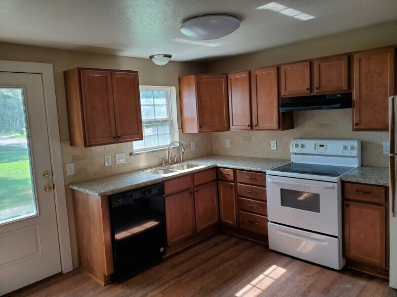 Building Photo - 901 N Bledsoe St