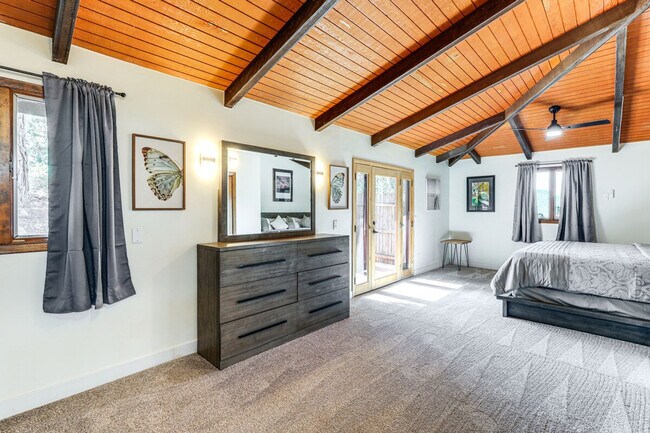 Building Photo - 10 Robbers Roost