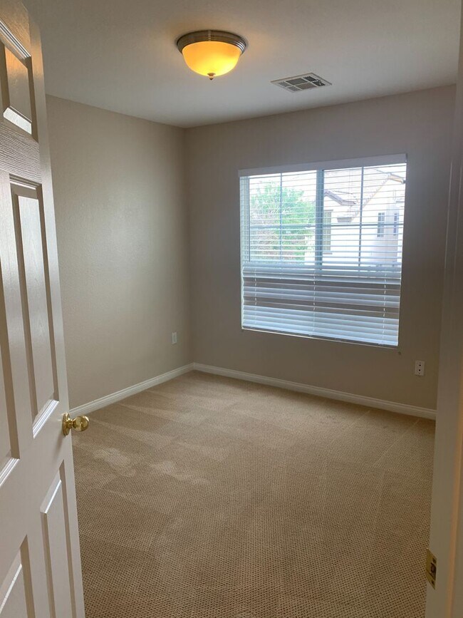 Building Photo - Cozy Two Bed Home