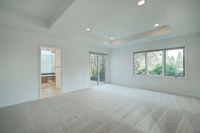 Building Photo - Clyde Hill Home