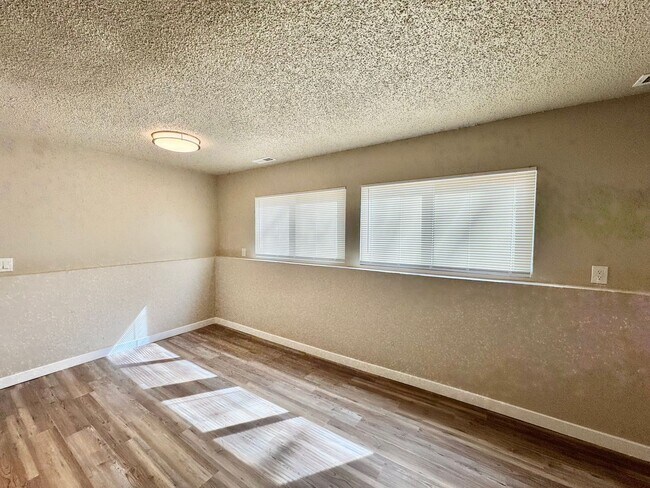 Building Photo - Newly Renovated 2 Bedroom/1 Bath! Option of TWO MONTHS FREE RENT!