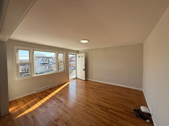 Building Photo - Recently updated 3 Bed 1 Bath Single Family House available February 1st!