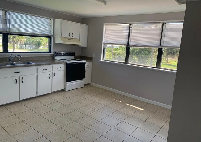Building Photo - Gem of an apartment right on the coast! Wo...