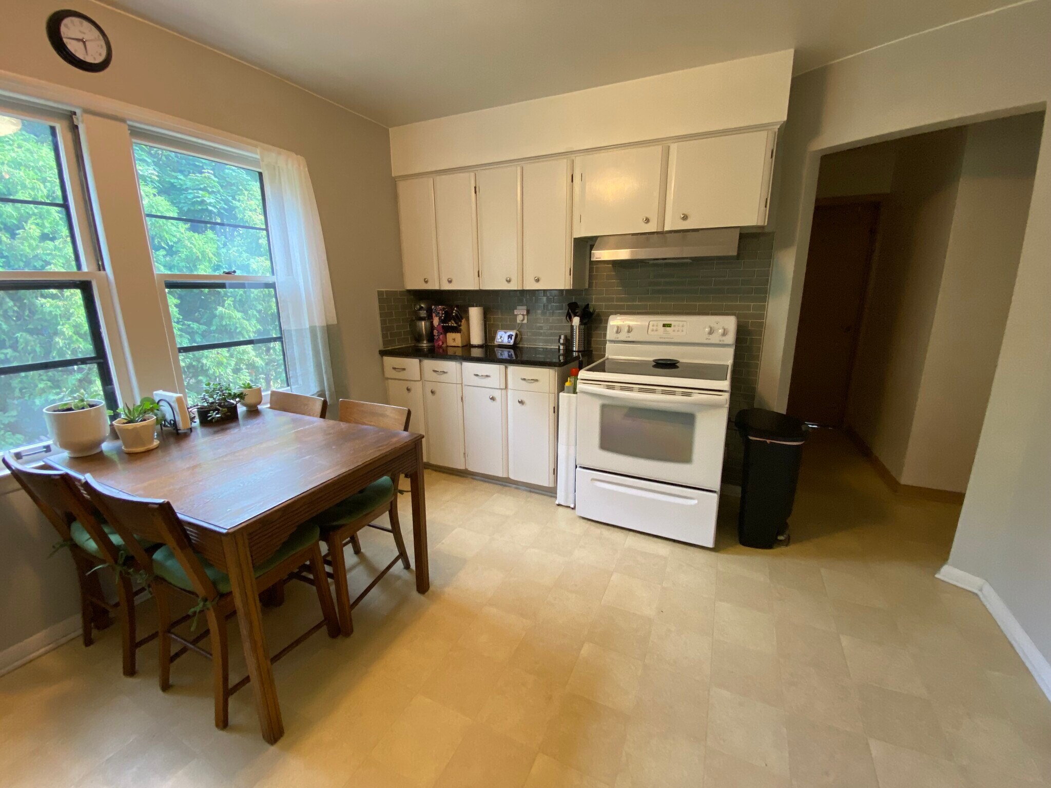 Kitchen, stove - 1041 S 96th St