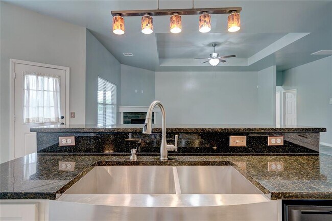 Building Photo - 2023 Westbury Dr