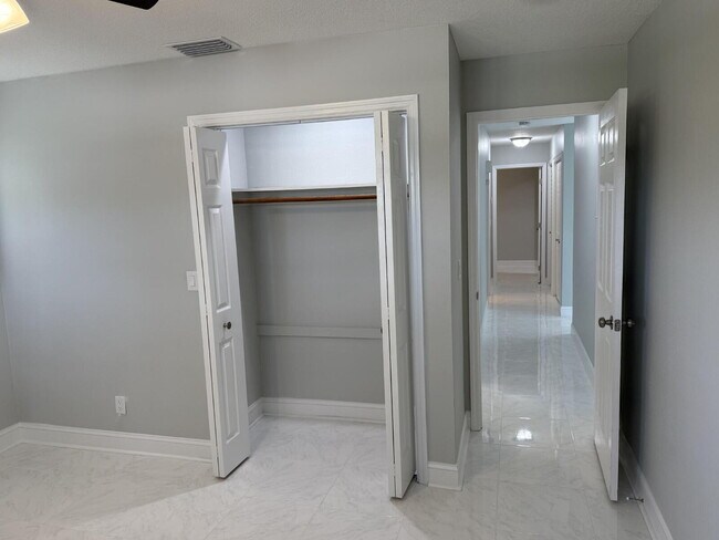 Building Photo - Remodeled Pool Home Located in the Very De...