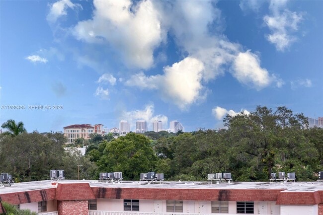 Building Photo - 520 SE 5 Ave