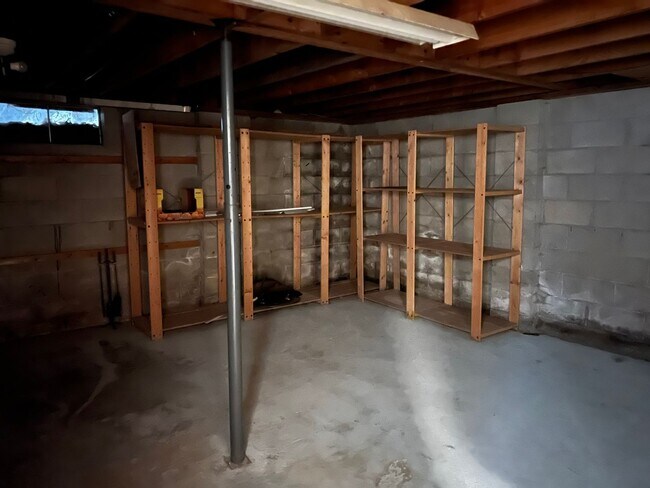 Building Photo - Spacious 3 Bedroom Home Available Now