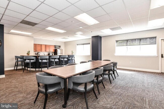 Building Photo - 1211 S Eads St