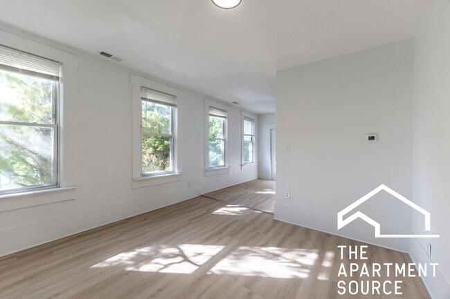 Building Photo - 2301 N Leavitt St