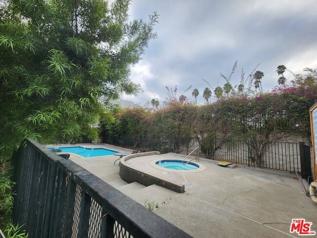 Building Photo - 601 S Van Ness Ave