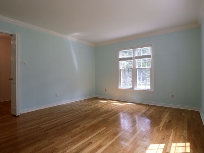 Building Photo - Spacious 4-Bedroom with Fenced Yard, Deck,...
