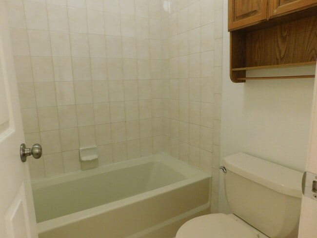 Building Photo - Spacious Home in Fruitvale