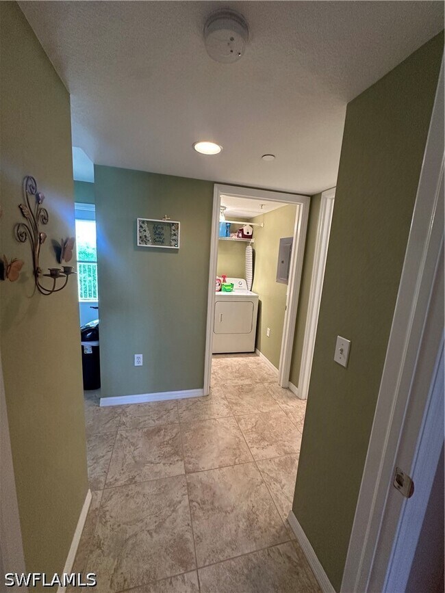 Building Photo - 8264 Key Royal Cir