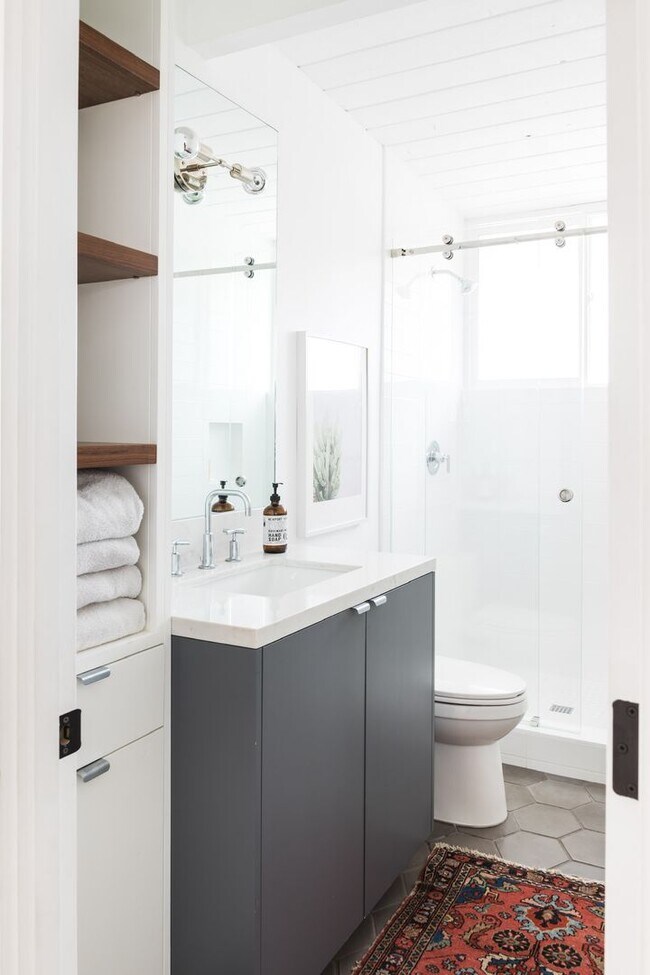Building Photo - Great private location from this Fully ren...