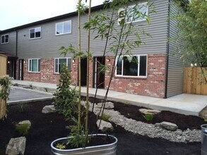 Building Photo - Better than Cool TH in Creston-Kenilworth