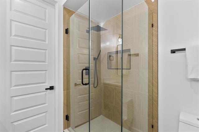 Building Photo - 723 W 10th St