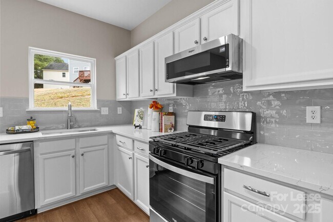 Building Photo - 302 Flanders Dr