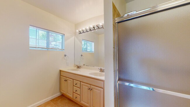 Building Photo - Updated 3 bedroom home, backyard, washer/d...