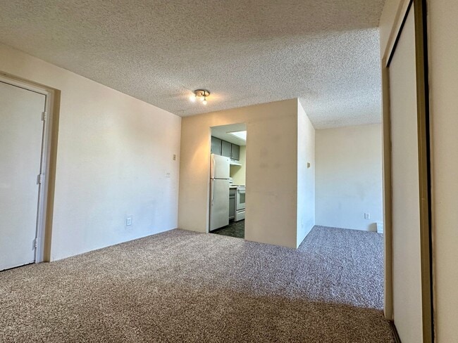 Building Photo - Nice 1 Bedroom 1 Bathroom Condo in Golden with Pool!! Available Mid December!!