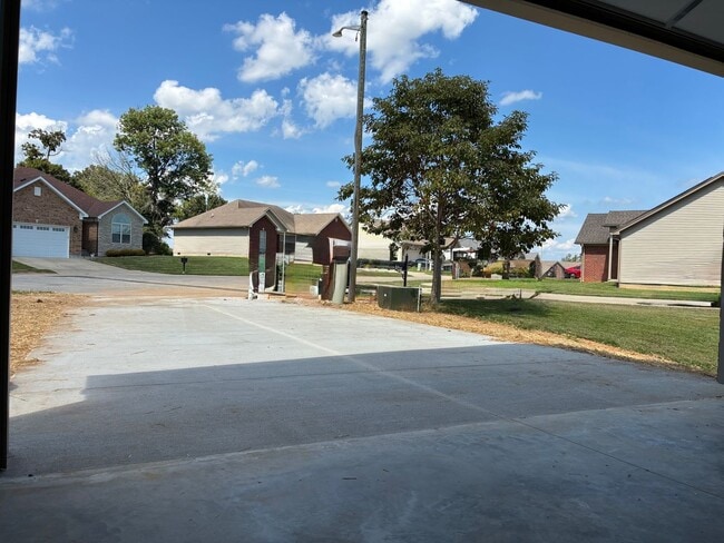 Building Photo - 102 Twin Lakes Dr
