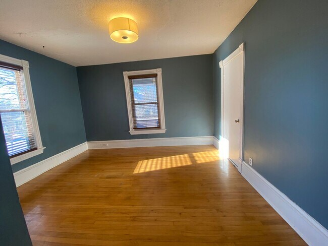 Building Photo - WE HAVE A CUTE & CLASSY RENTAL ON 16TH!